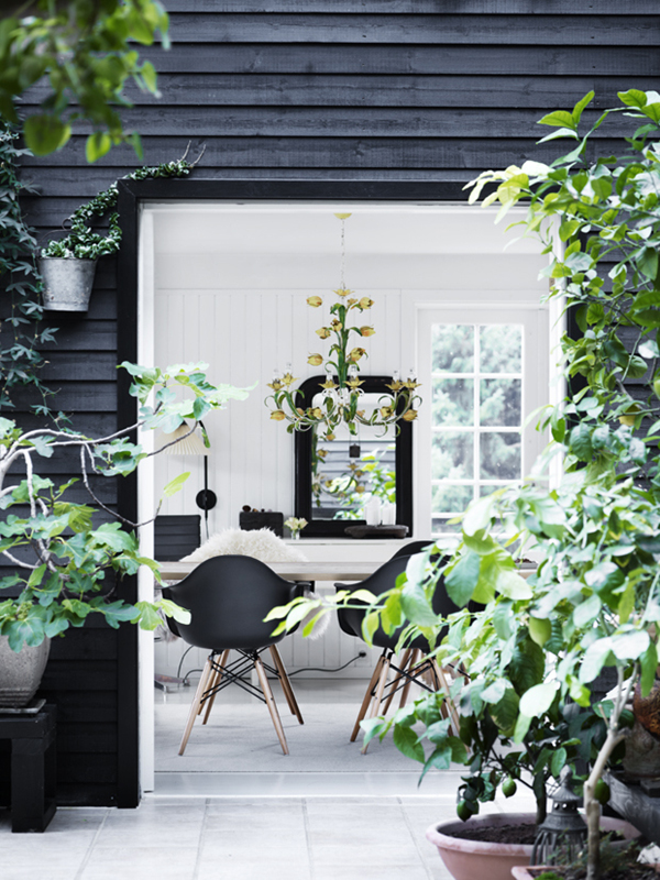 a black and white scandinavian home with indoor-outdoor charm | via coco+kelley
