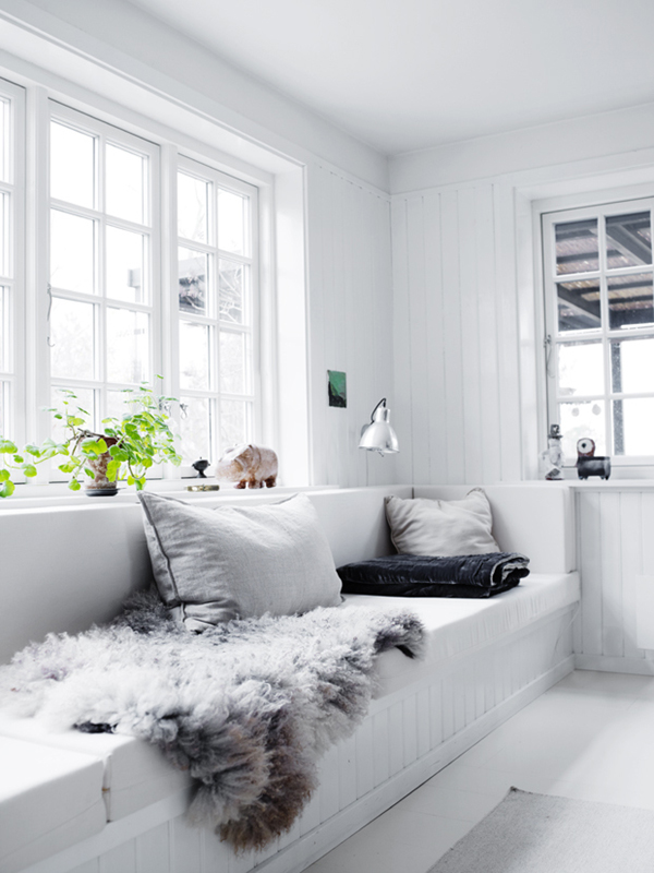 all white nook with cozy touches in this scandinavian home tour | via coco+kelley