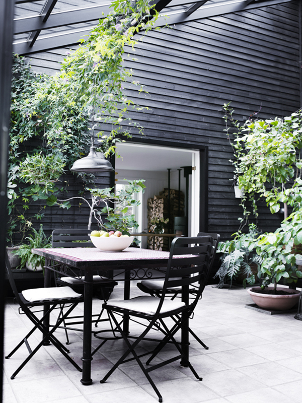 all black patio with dining area in this scandinavian home tour | via coco+kelley