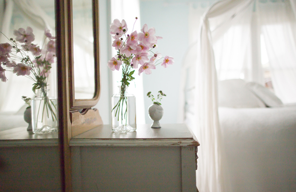 dreamy guest room flowers | tiffany wendel house tour via coco+kelley
