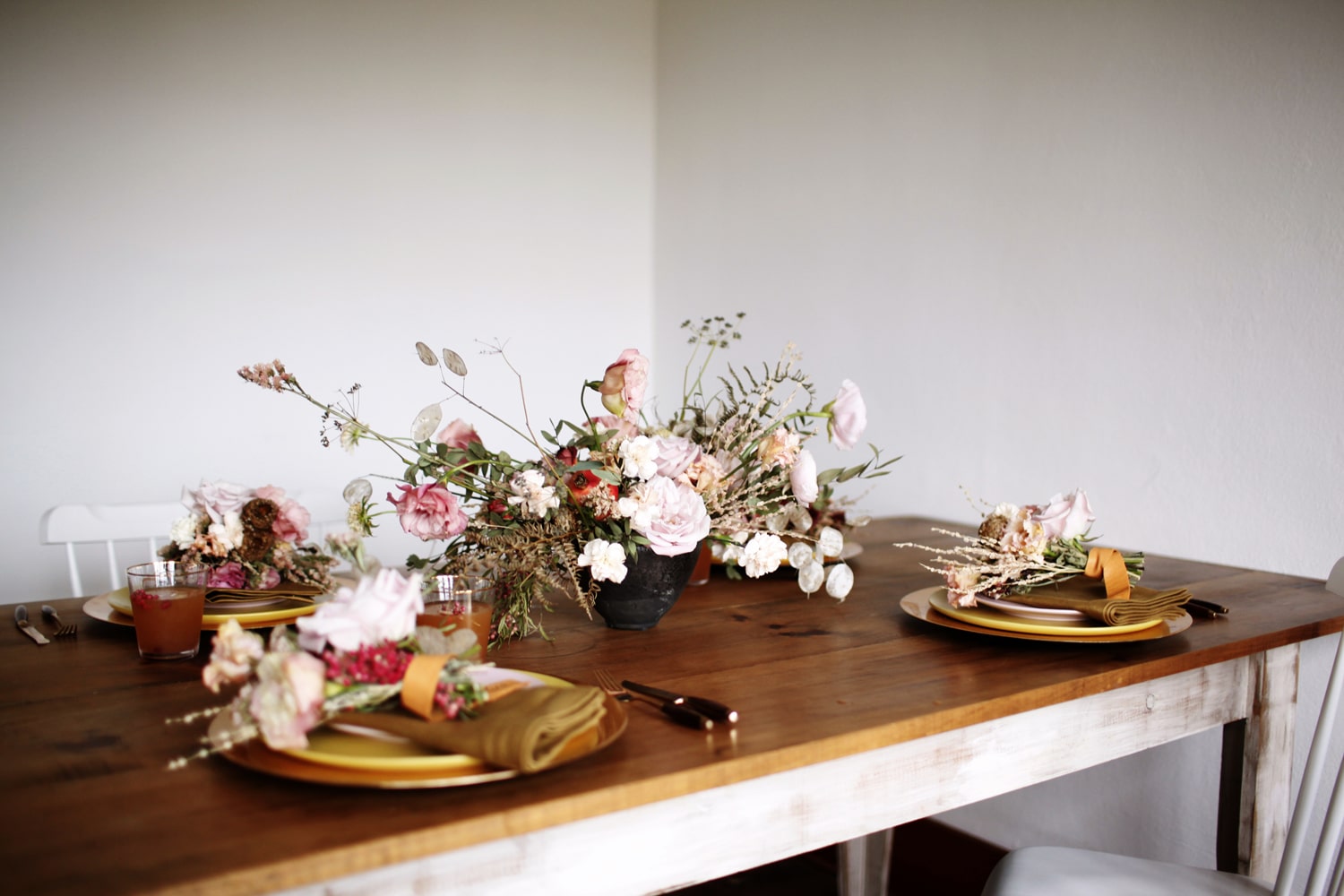 fall posy bouquets at every place setting for Thanksgiving | via coco kelley