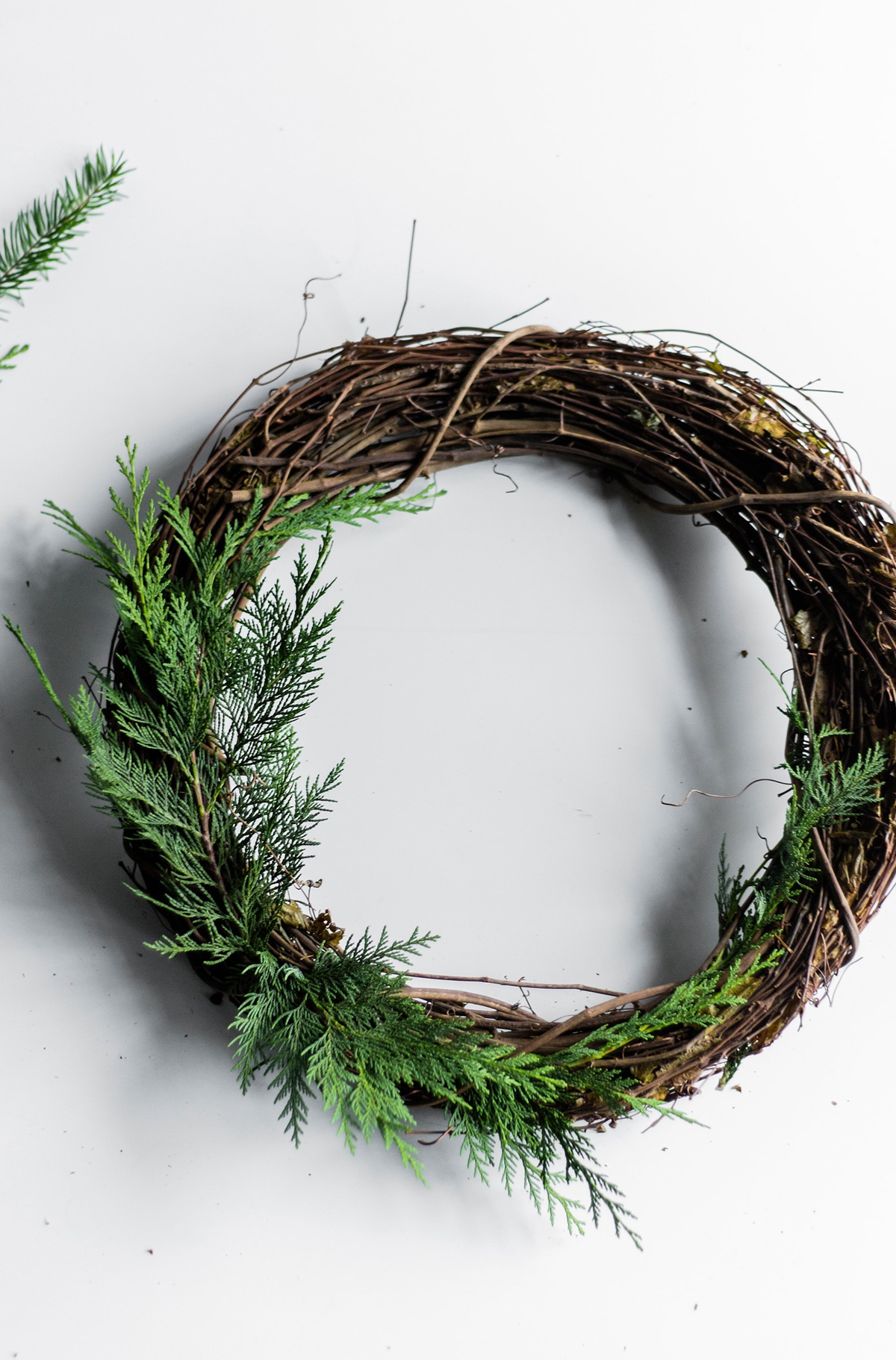 a fresh winter woodland wreath for the holidays | tutorial via coco kelley