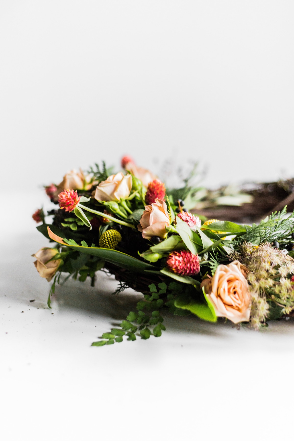 a fresh winter woodland wreath for the holidays | tutorial via coco kelley