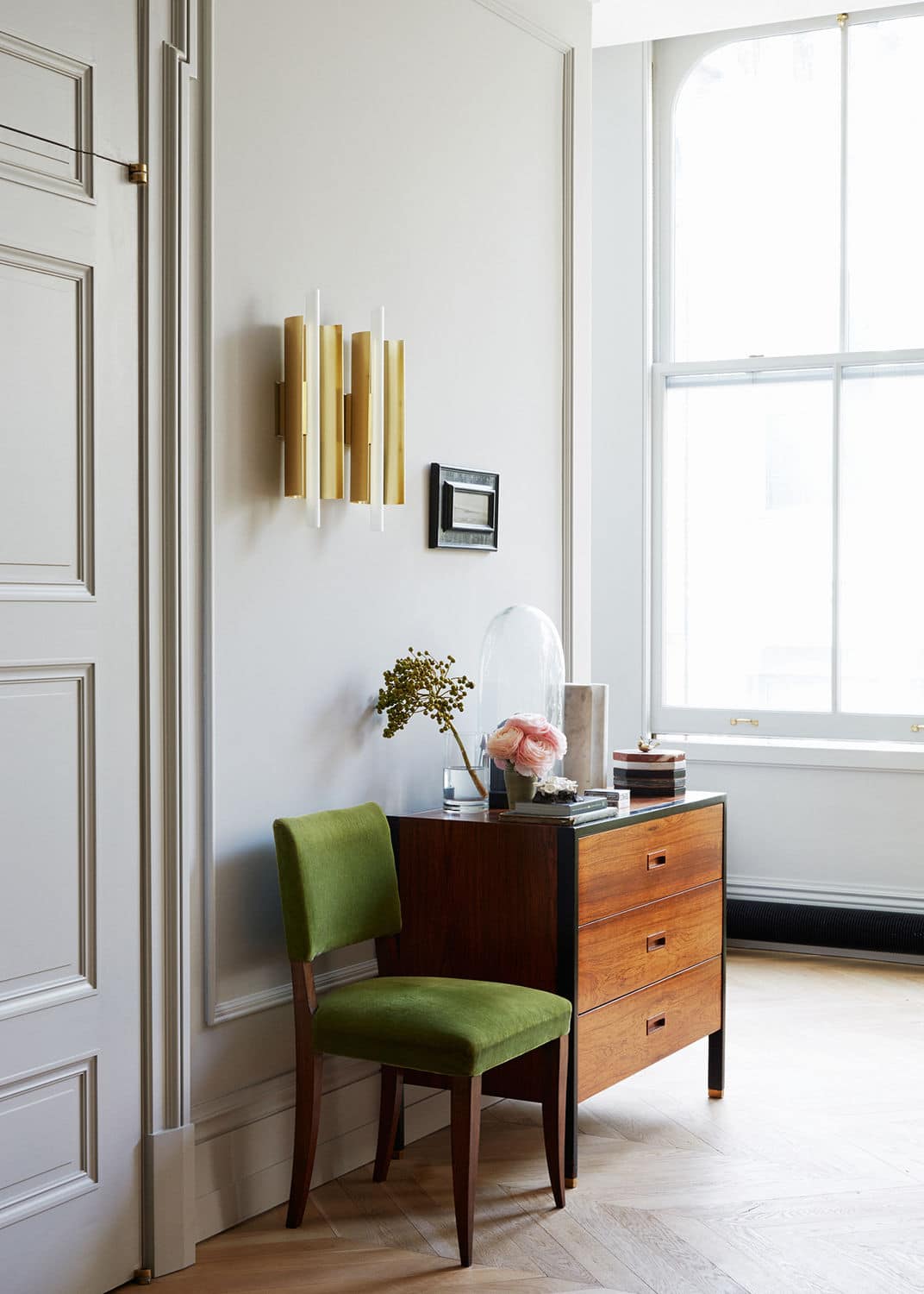 a hallway vignette with eclectic furnishings | jenna lyons house tour on coco kelley