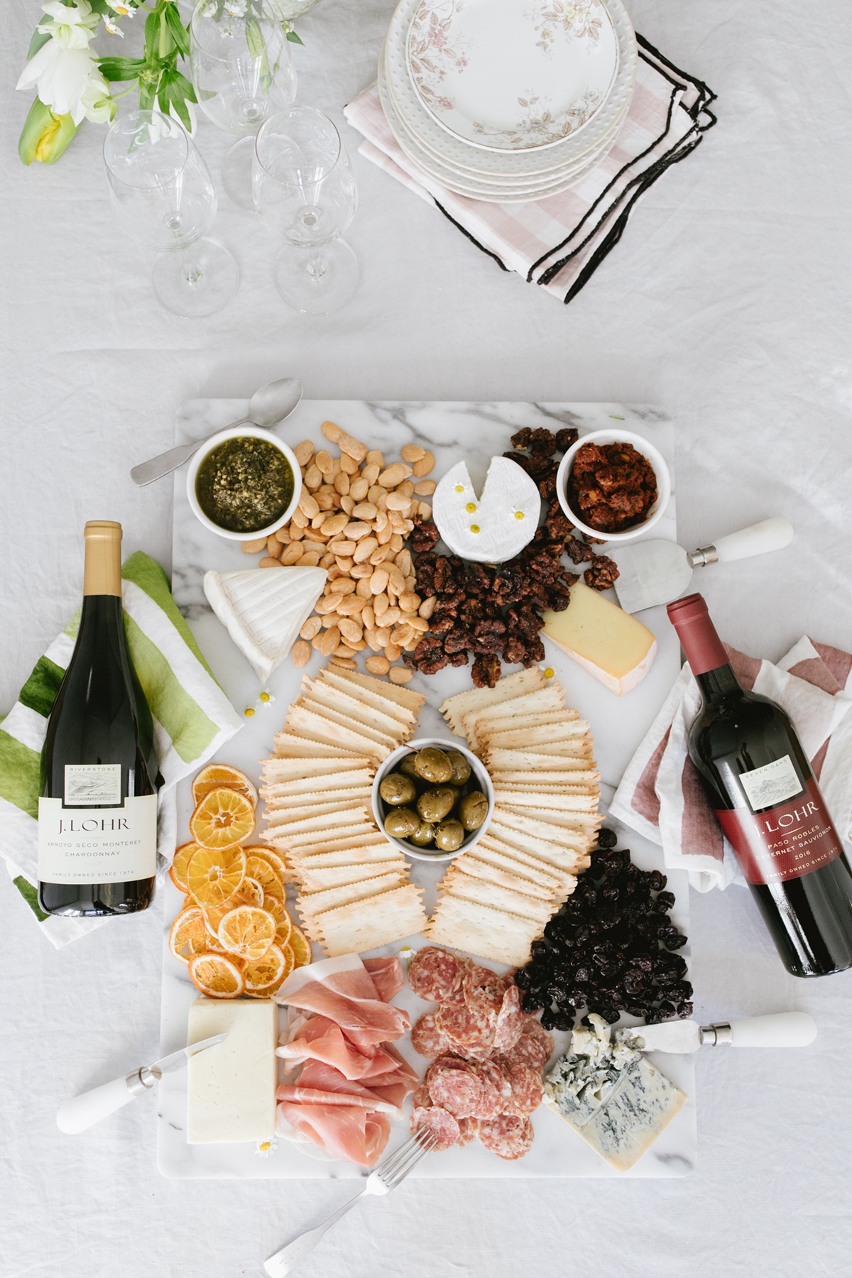 how to to perfectly pair both white and red wine with a delicious cheese board