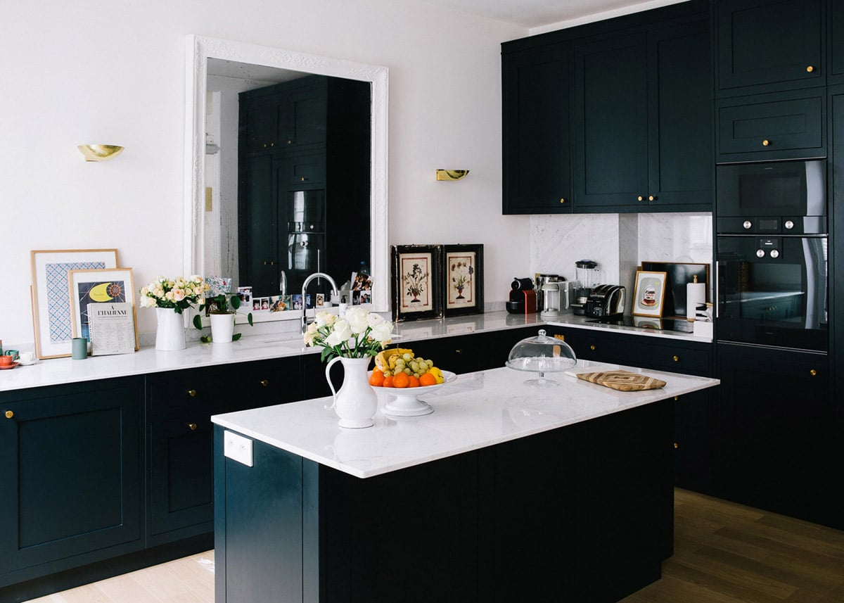 black and white modern kitchen | a happy chic parisian apartment tour via coco kelley