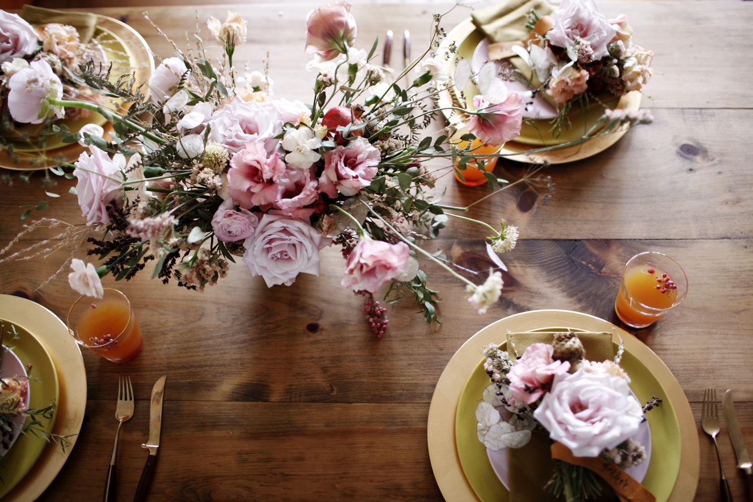 a golden palette and pink florals set the tone for this Thanksgiving tabletop | via coco kelley
