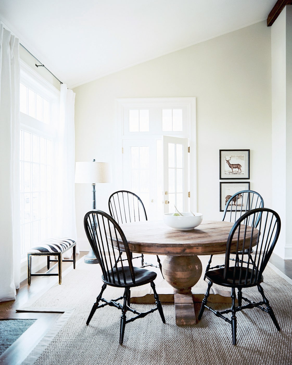 classic pedestal dining table with windsor chairs lonny magazine | via cocokelley