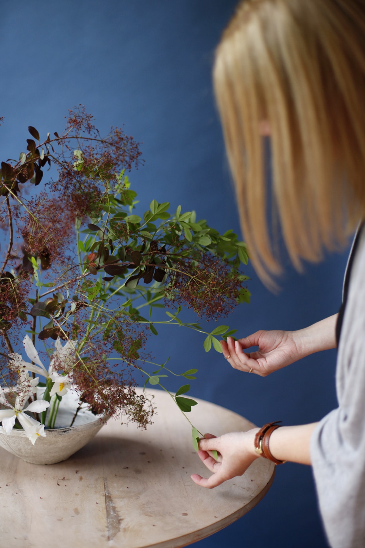 creating a modern ikebana floral arrangement | tutorial via coco kelley