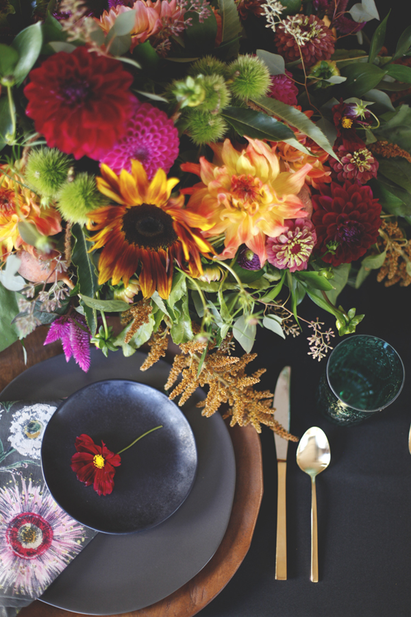 a rich floral table setting for fall entertaining // coco+kelley