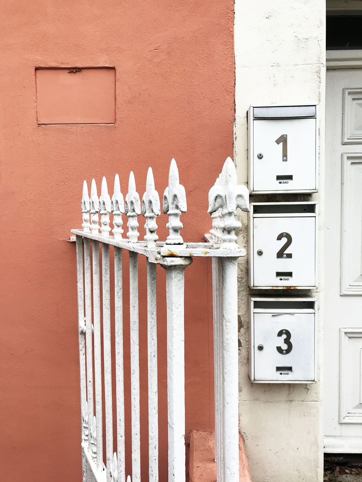 salmon walls and mailbox details on a home in st peters port | guernsey travel guide