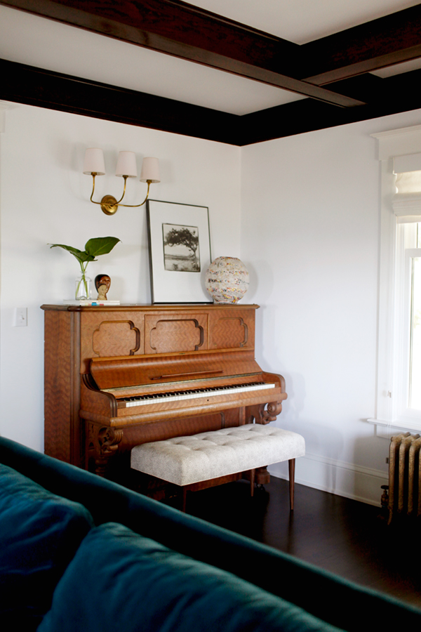 custom piano bench and styling by the emerald studio | via coco+kelley 