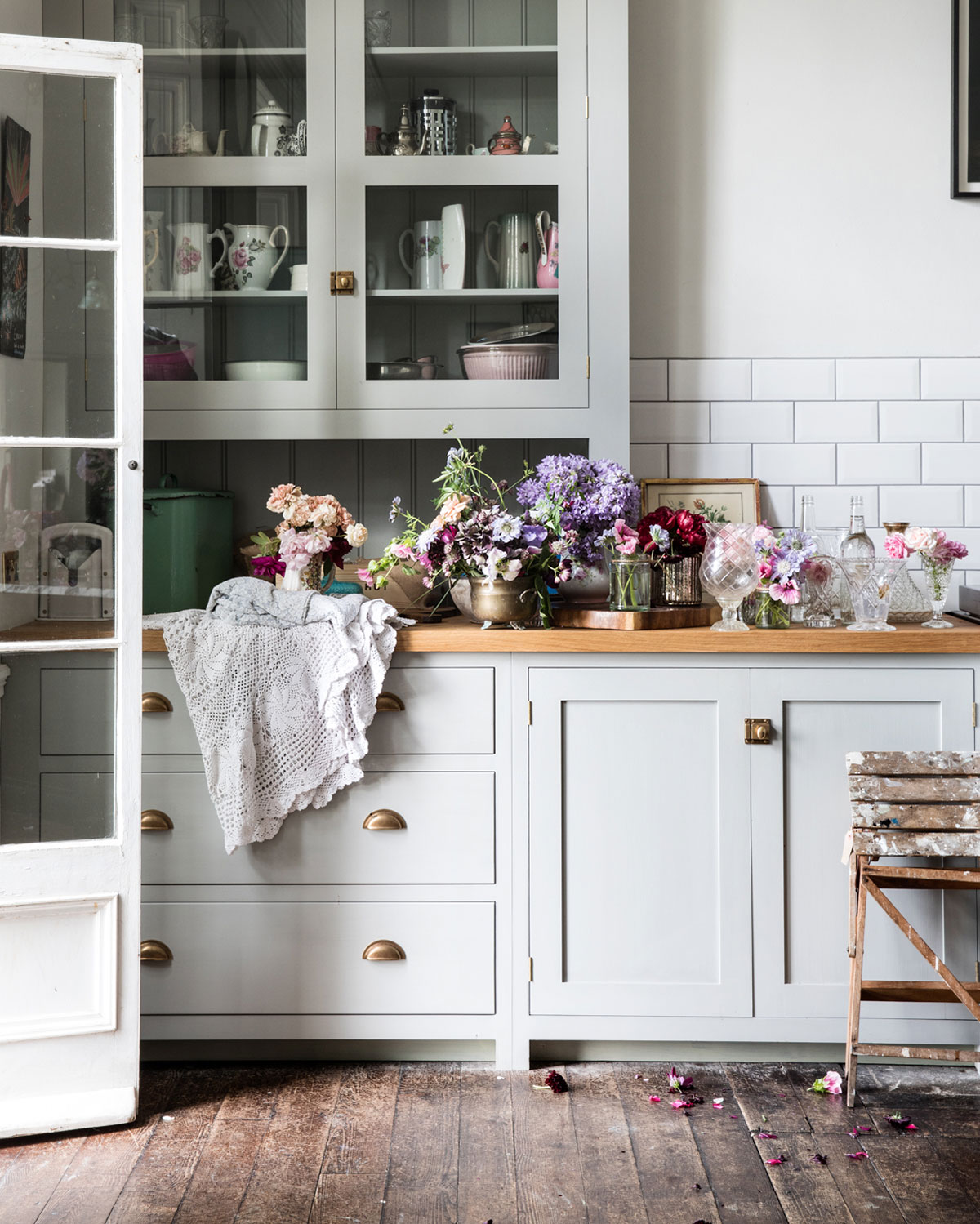 english-kitchen-with-florals