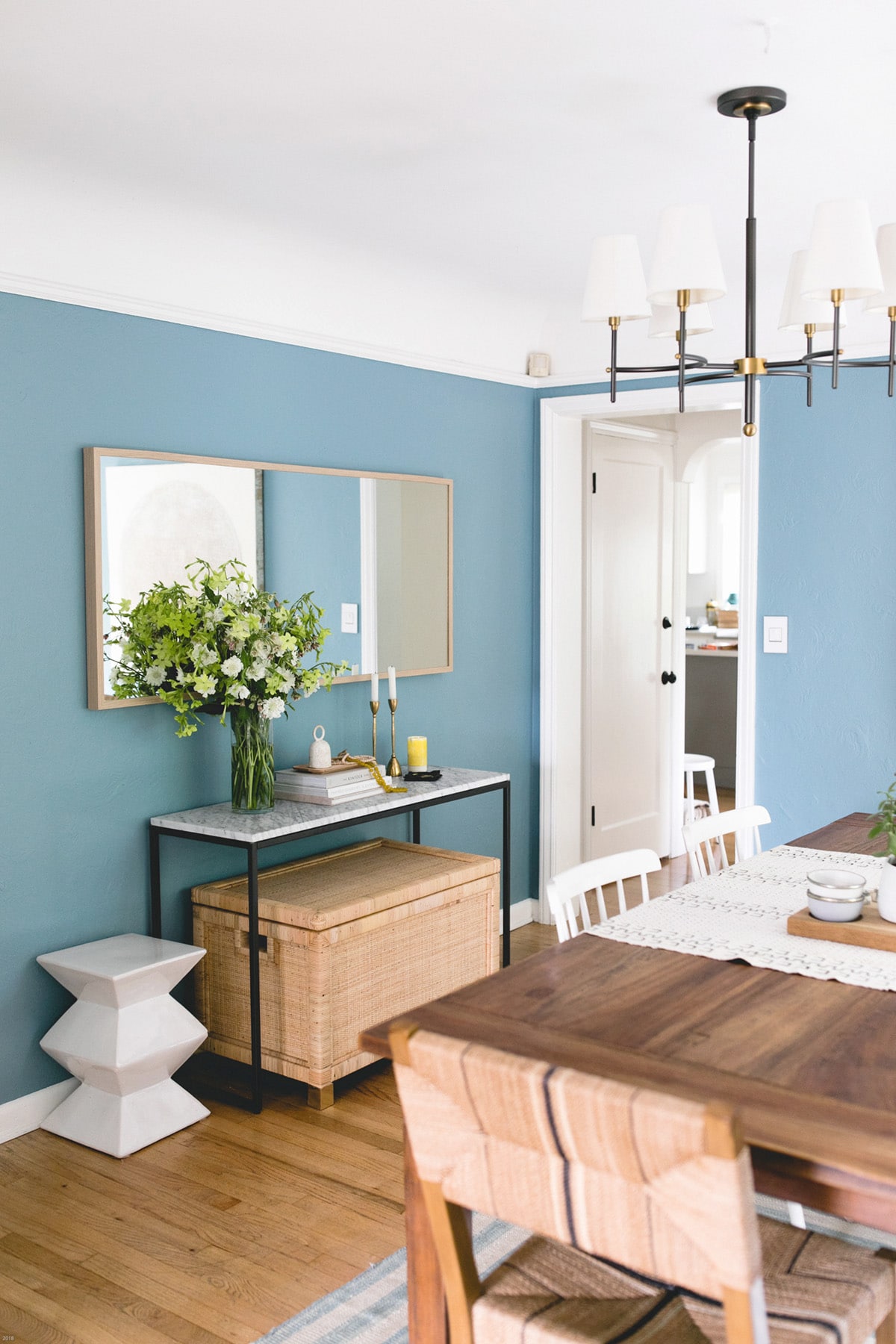 fresh blue and white dining room with natural accents | dining room makeover on coco kelley