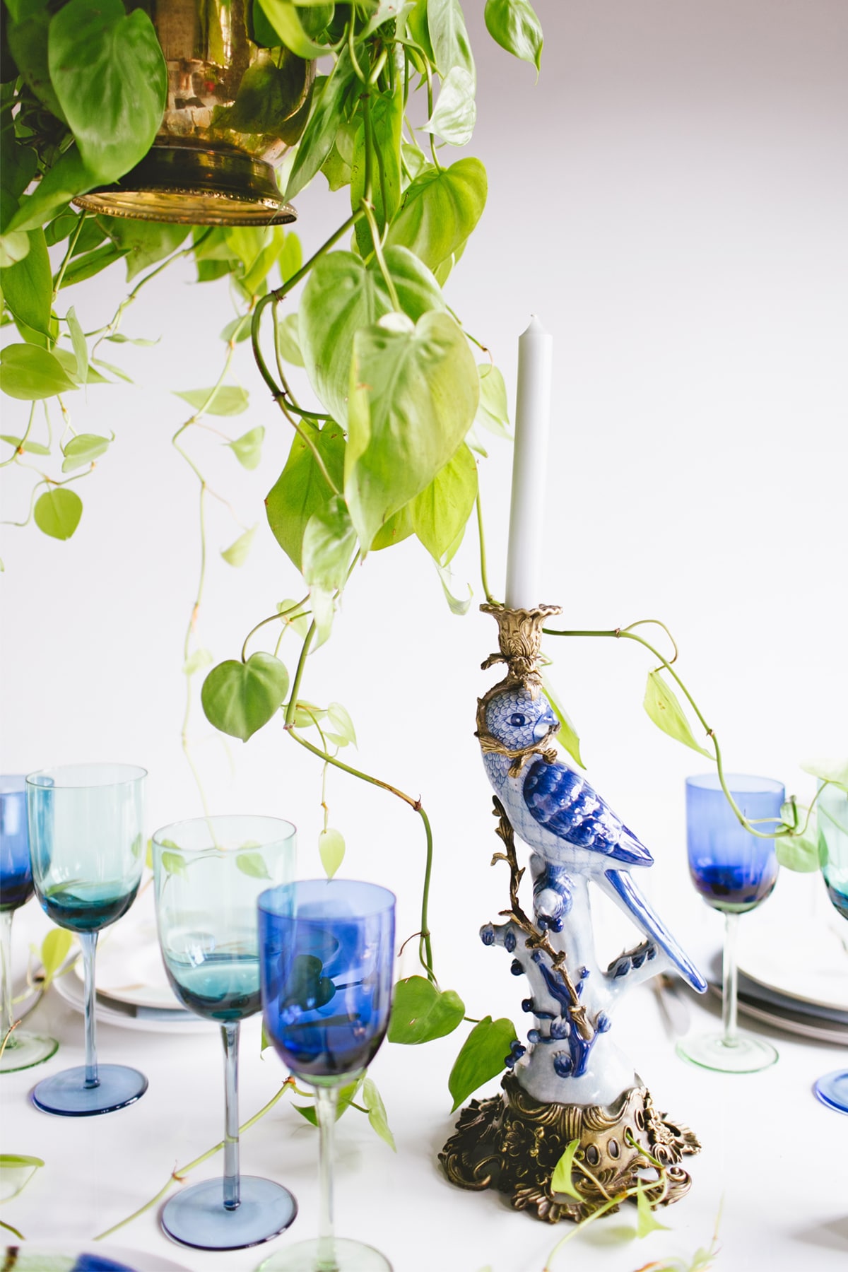 garden meets mod in this blue white and green tabletop | coco kelley
