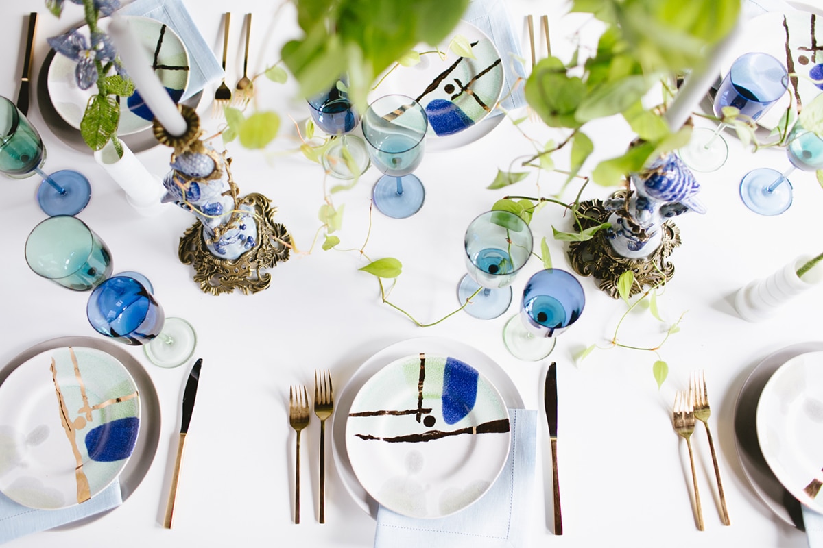 garden meets mod in this blue white and green tabletop | coco kelley