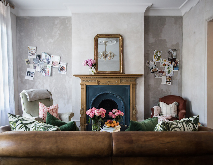 grey plaster walls in a cozy living room | via coco kelley