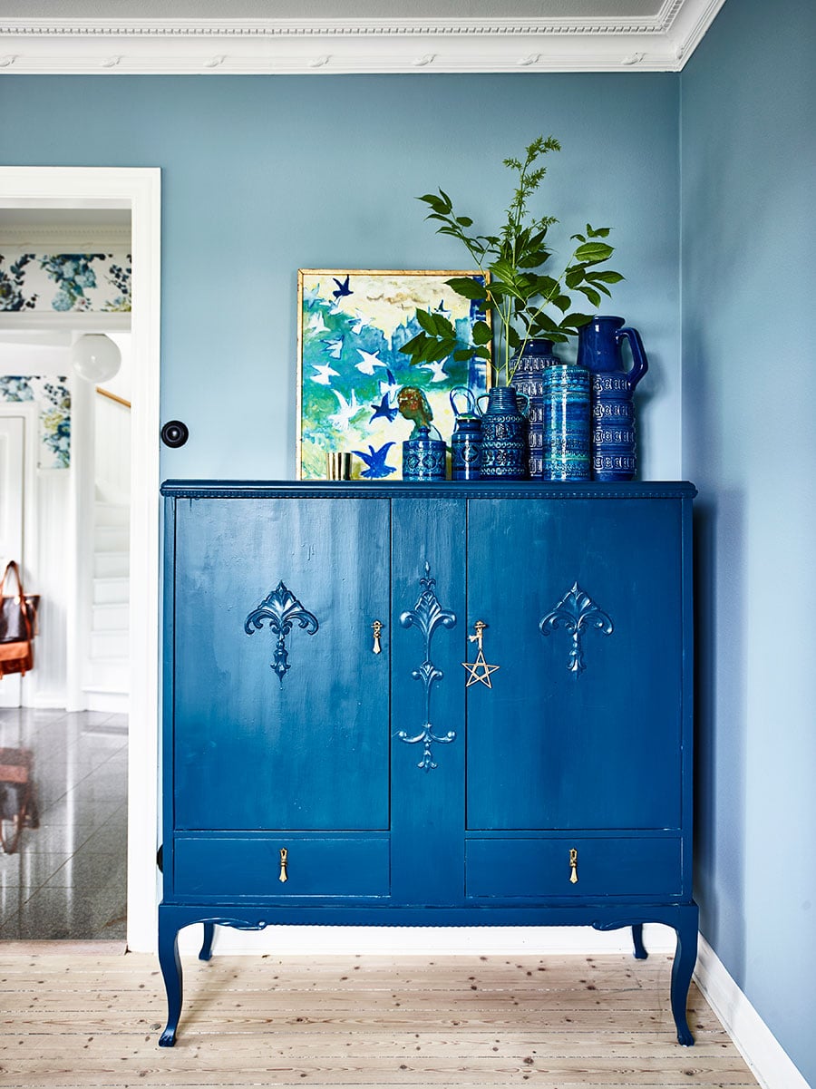 a bold blue living room in this swedish house tour | via coco kelley
