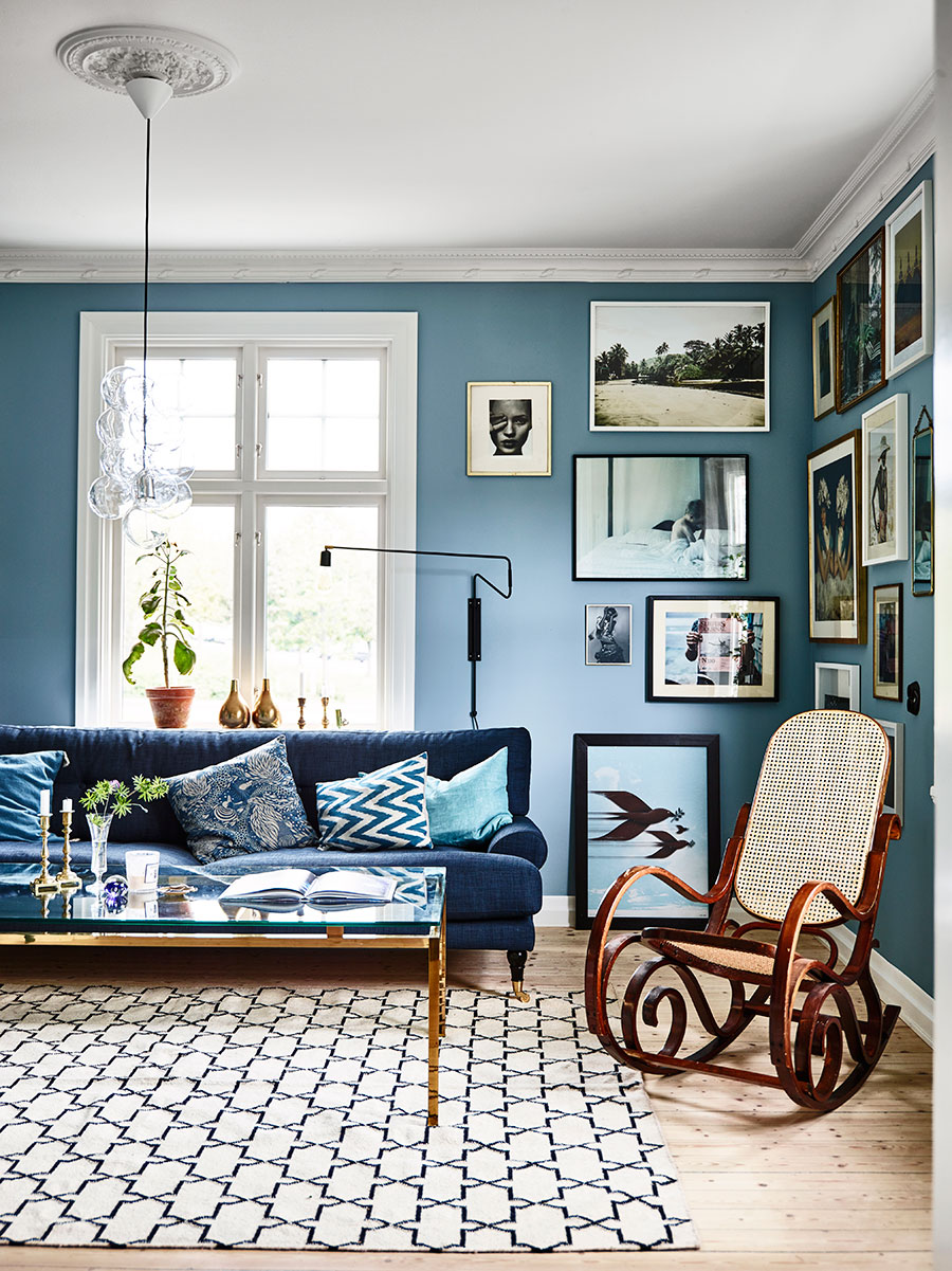a welcoming blue living room in this swedish house tour | via coco kelley