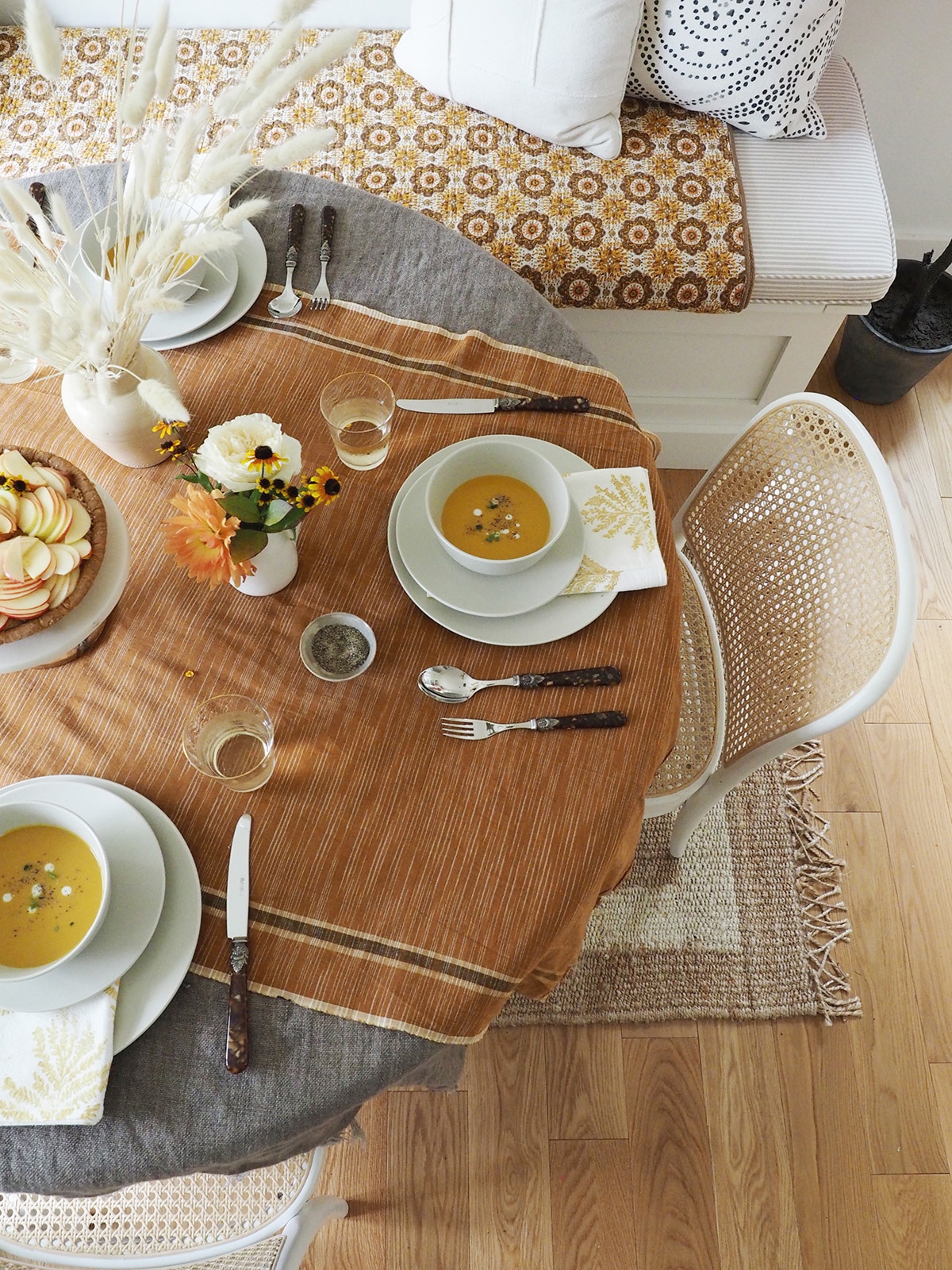 layered-textiles-make-a-cozy-setting-for-a-fall-harvest-table-coco-kelley