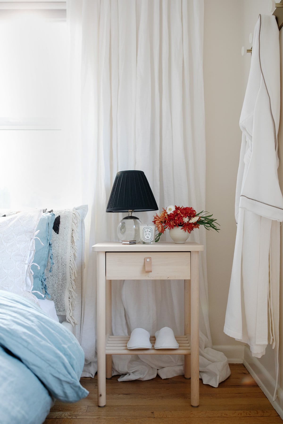 leave thoughtful touches like a robe and slippers for guests | prepping the guest room for the holidays on coco kelley