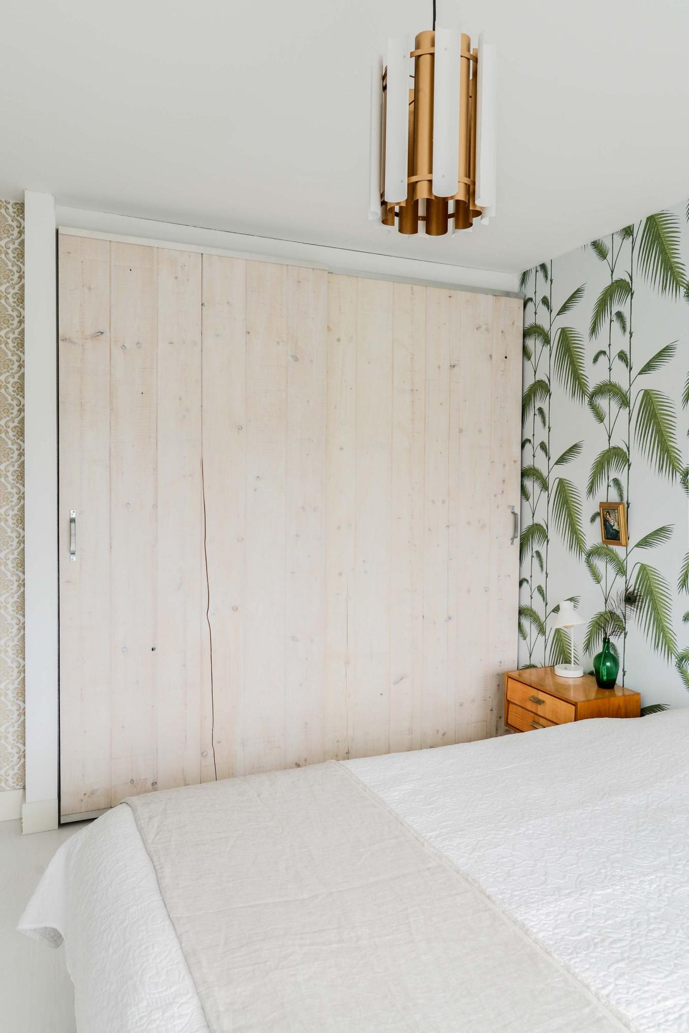 minimal bedroom with palm leaf wallpaper | via coco kelley
