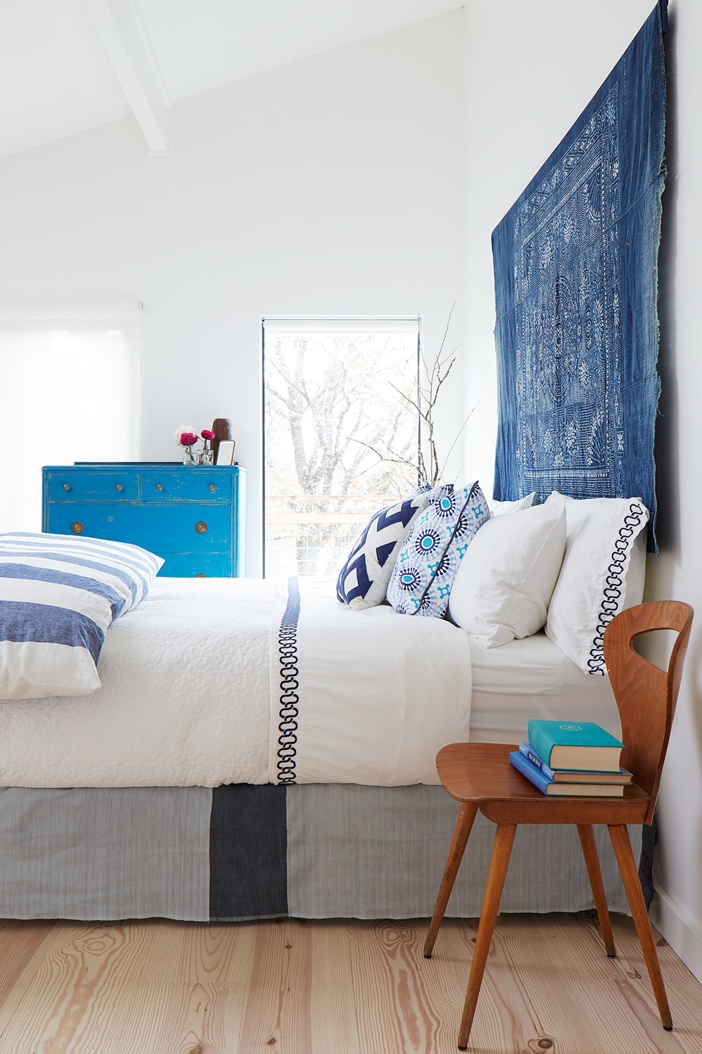 modern farmhouse in sonoma blue and white bedroom | via coco kelley