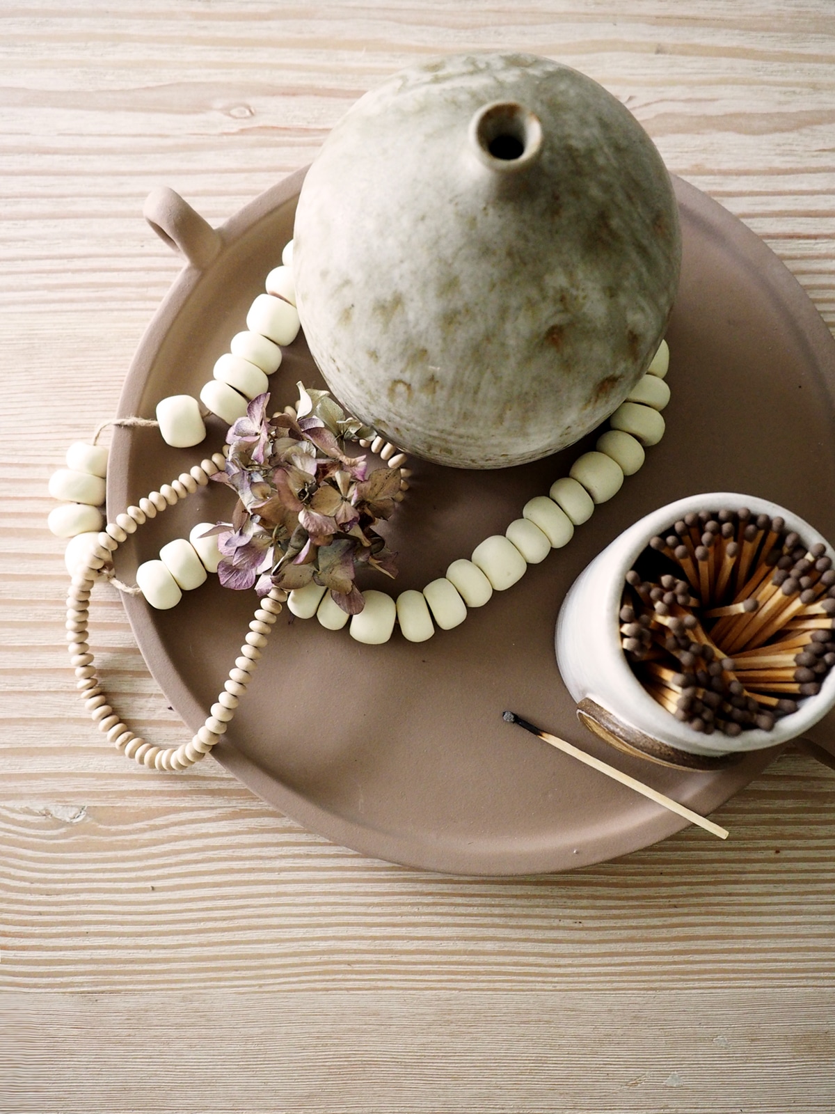 natural-styling-with-a-clay-tray-beads-and-ceramics-cassandra-lavalle-coco-kelley.
