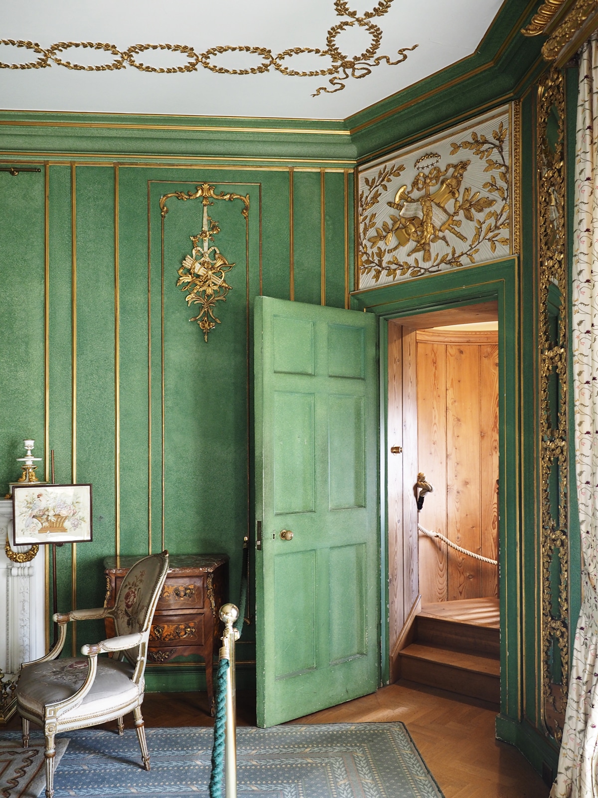 one-of-the-bedrooms-in-dunrobin-castle-featuring-gilded-green-walls-coco-kelley