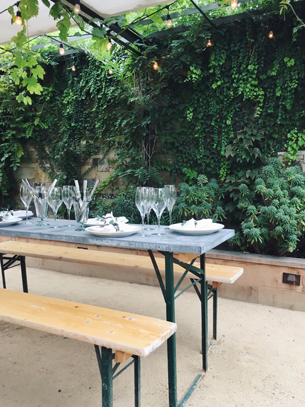 outdoor tables at williams sonoma all set for lunch - coco kelley