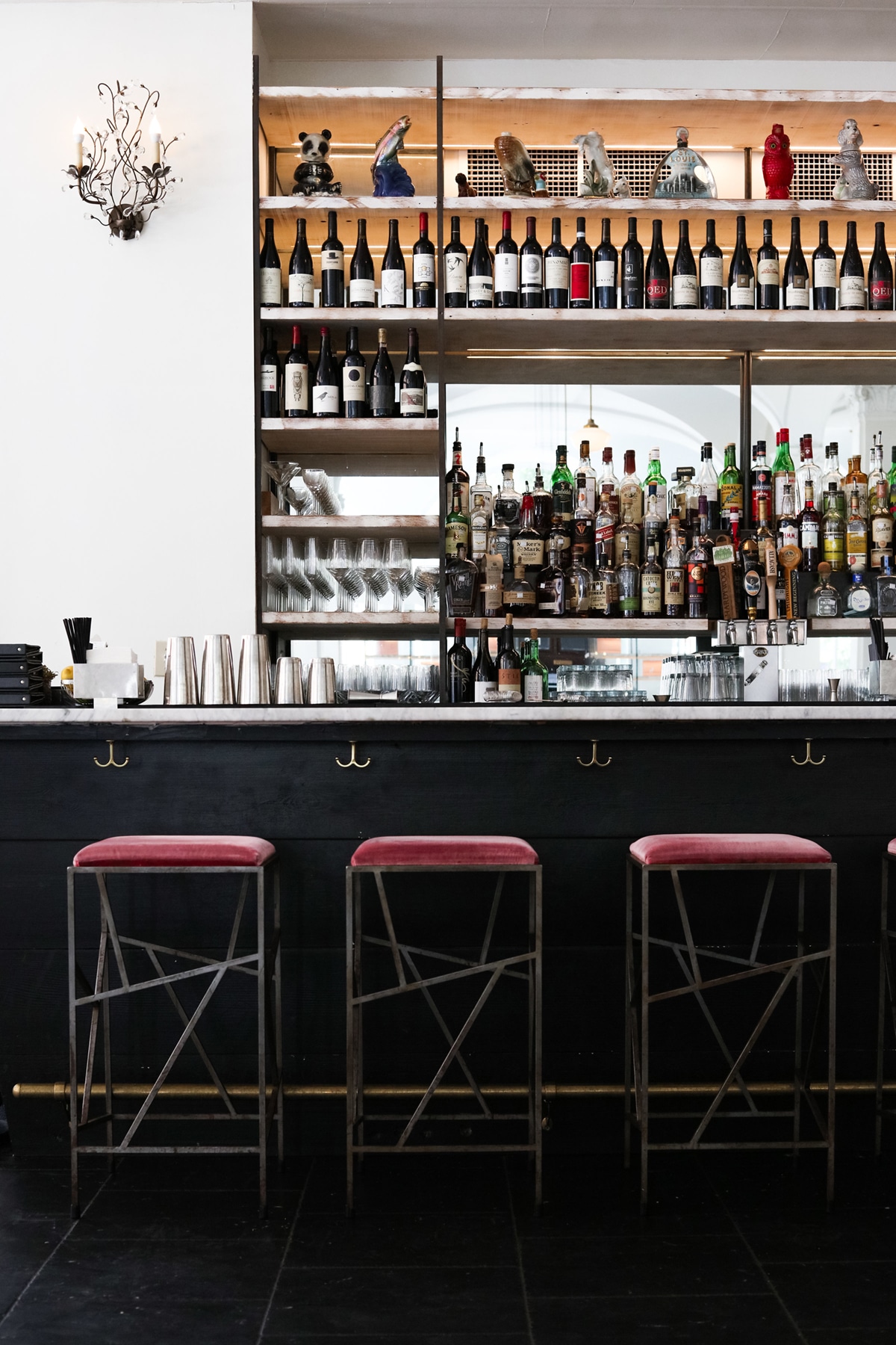 pink velvet stools line the bar at the Quirk Hotel | wanderlust design on coco kelley