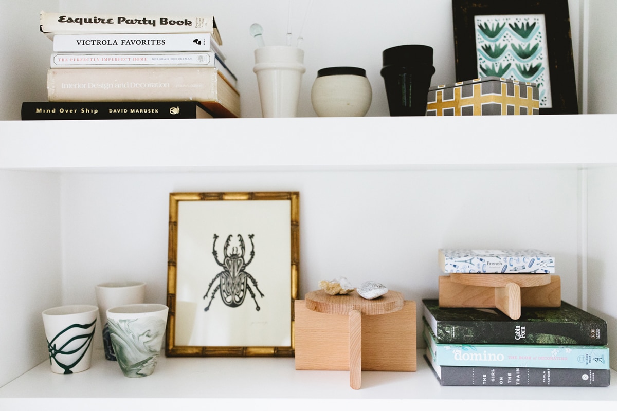 pulling together a color story for styling a bookshelf | coco kelley