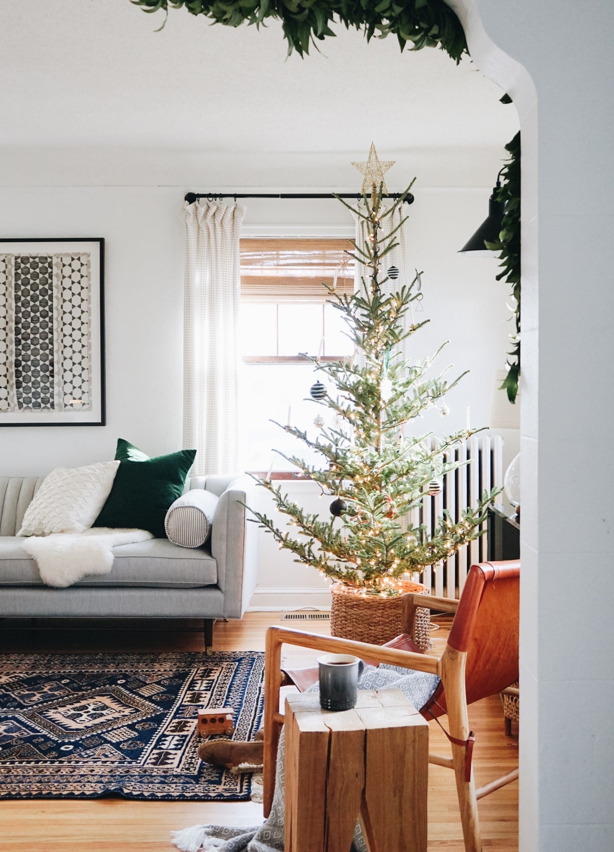 simple black and white christmas tree decor by francois et moi | | our favorite holiday home decor on coco kelley