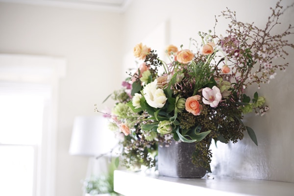 spring floral arrangement tutorial from cozbi jean and coco kelley for the mantel