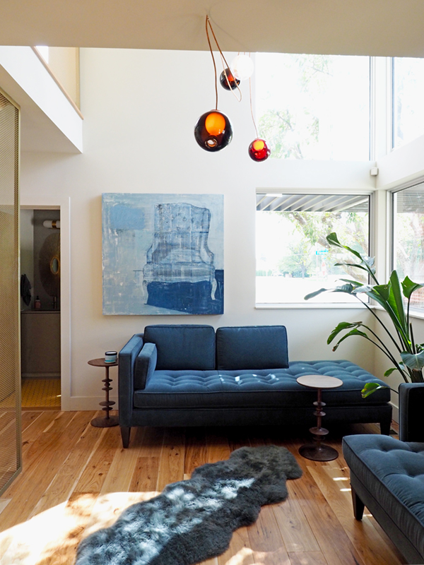 sunset idea house tour - sitting room with blue sofas | via coco+kelley