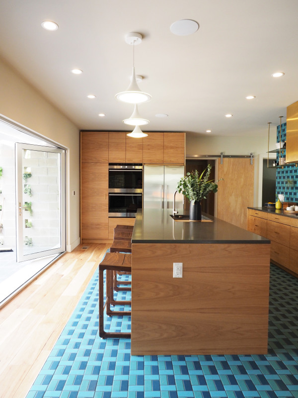 sunset idea house tour - midcentury modern kitchen with blue tile and brass details | via coco+kelley