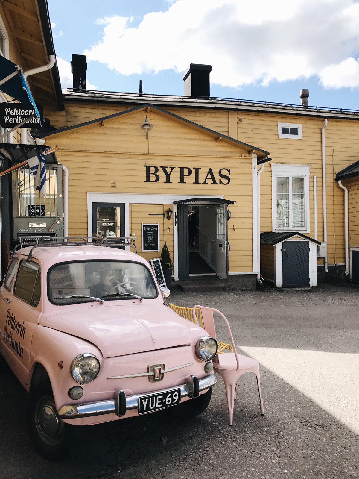 travel guide to a day in Porvoo Finland | shopping and cafes on coco kelley