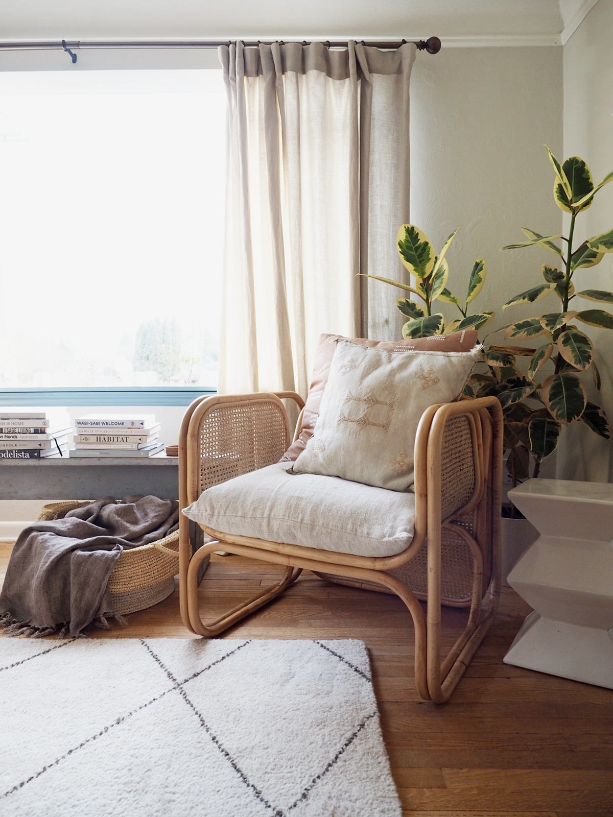vintage-cane-chair-with-rounded-edges-and-chic-boho-styling-cassandra-lavalle-coco-kelley