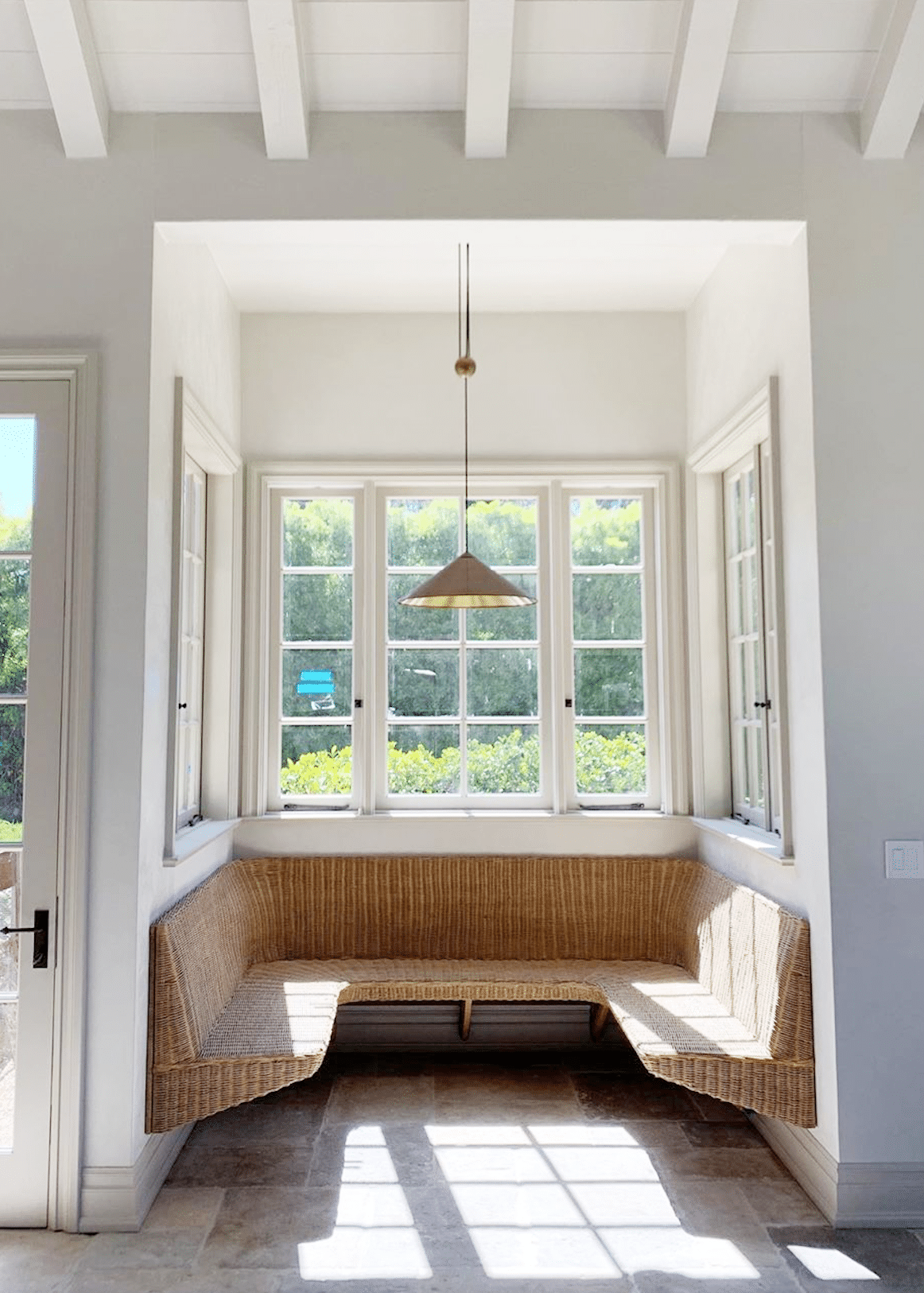 wraparound custom wicker bench by amber interiors | via coco kelley